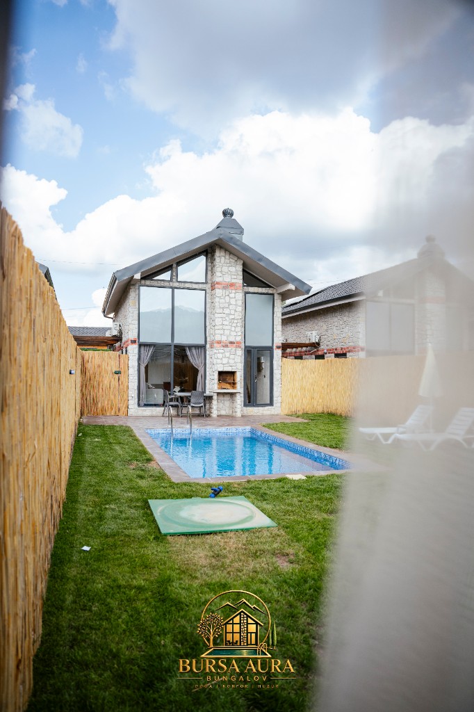 Bahçeden bungalov görünümü
